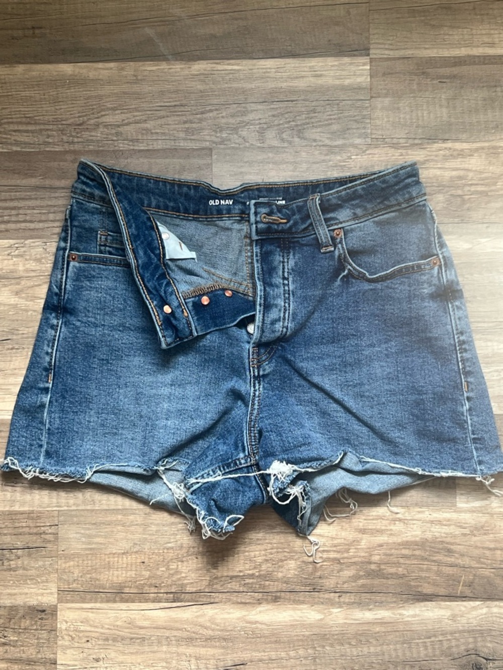 Frayed High-Waist Denim short.